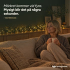 Kvinna i soffan en mörk kväll med GlowLine tänd på skänken